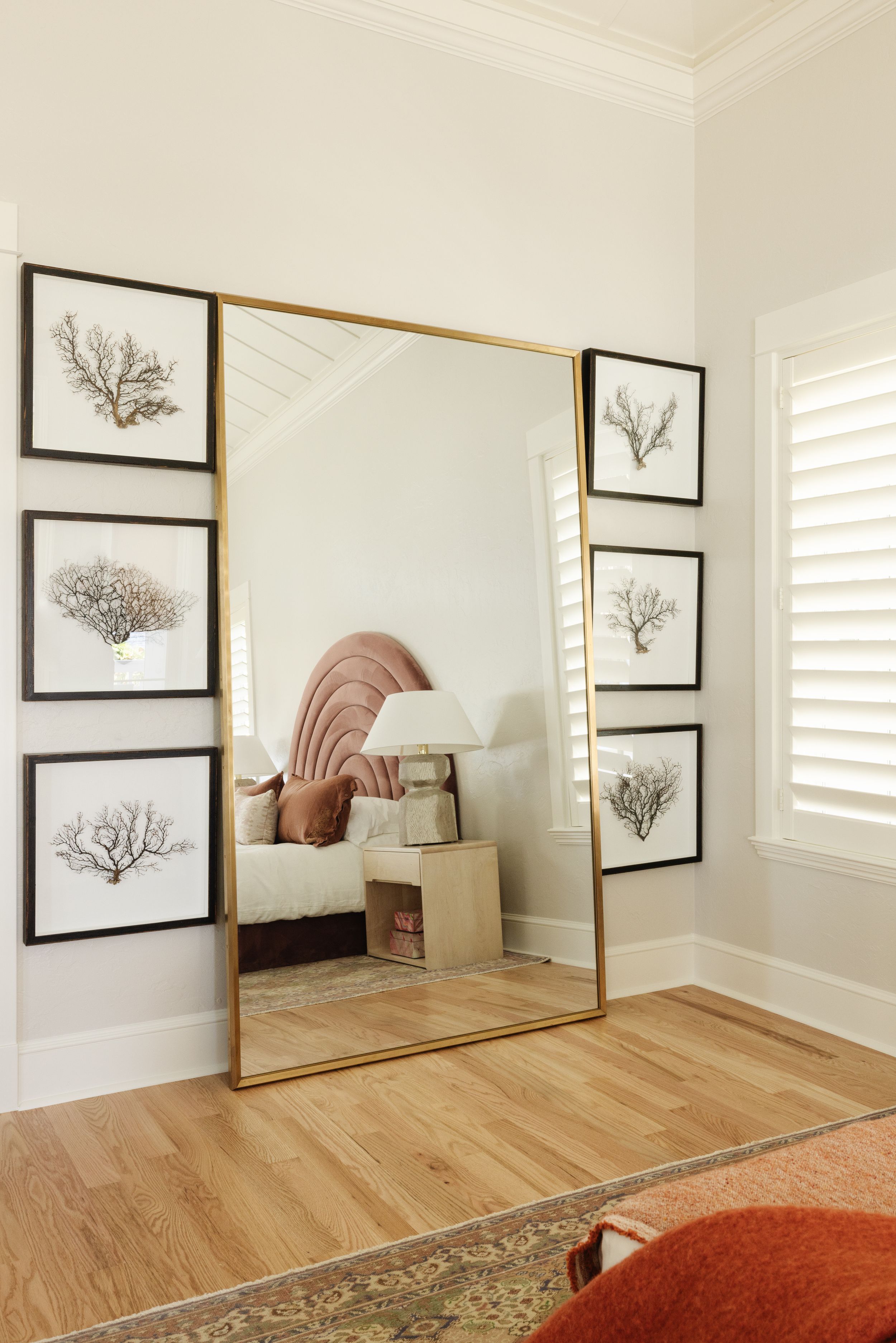 Tara Correa's photography focuses on capturing the architectural interiors of commercial and residential spaces.