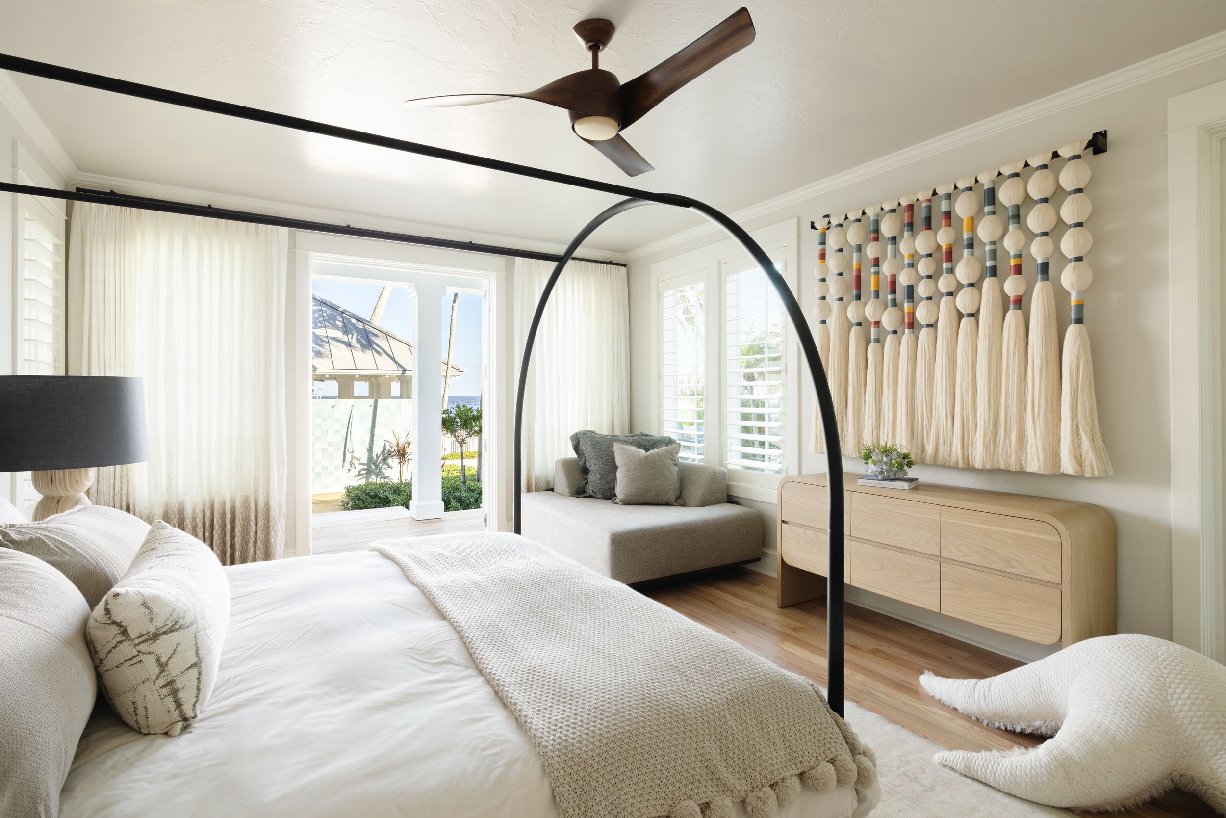 Tara Correa's photography focuses on capturing the architectural interiors of commercial and residential spaces.
