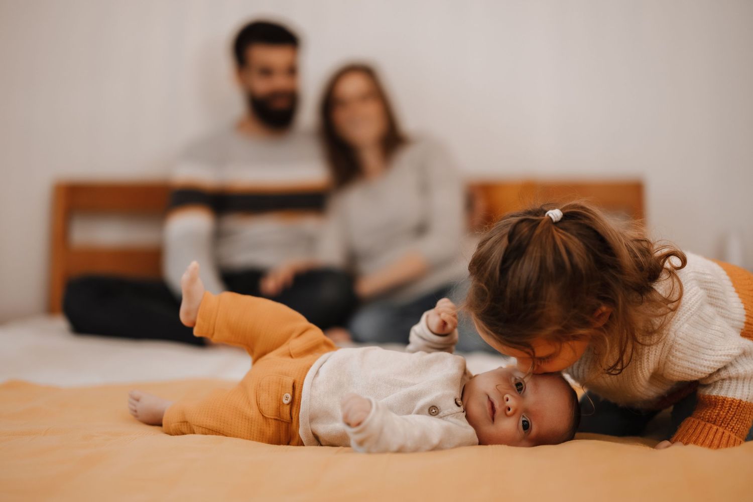 Photographe nouveau-né lifestyle en Suisse romande – Capturez les premières expressions et émotions de votre bébé dans un cadre naturel et c