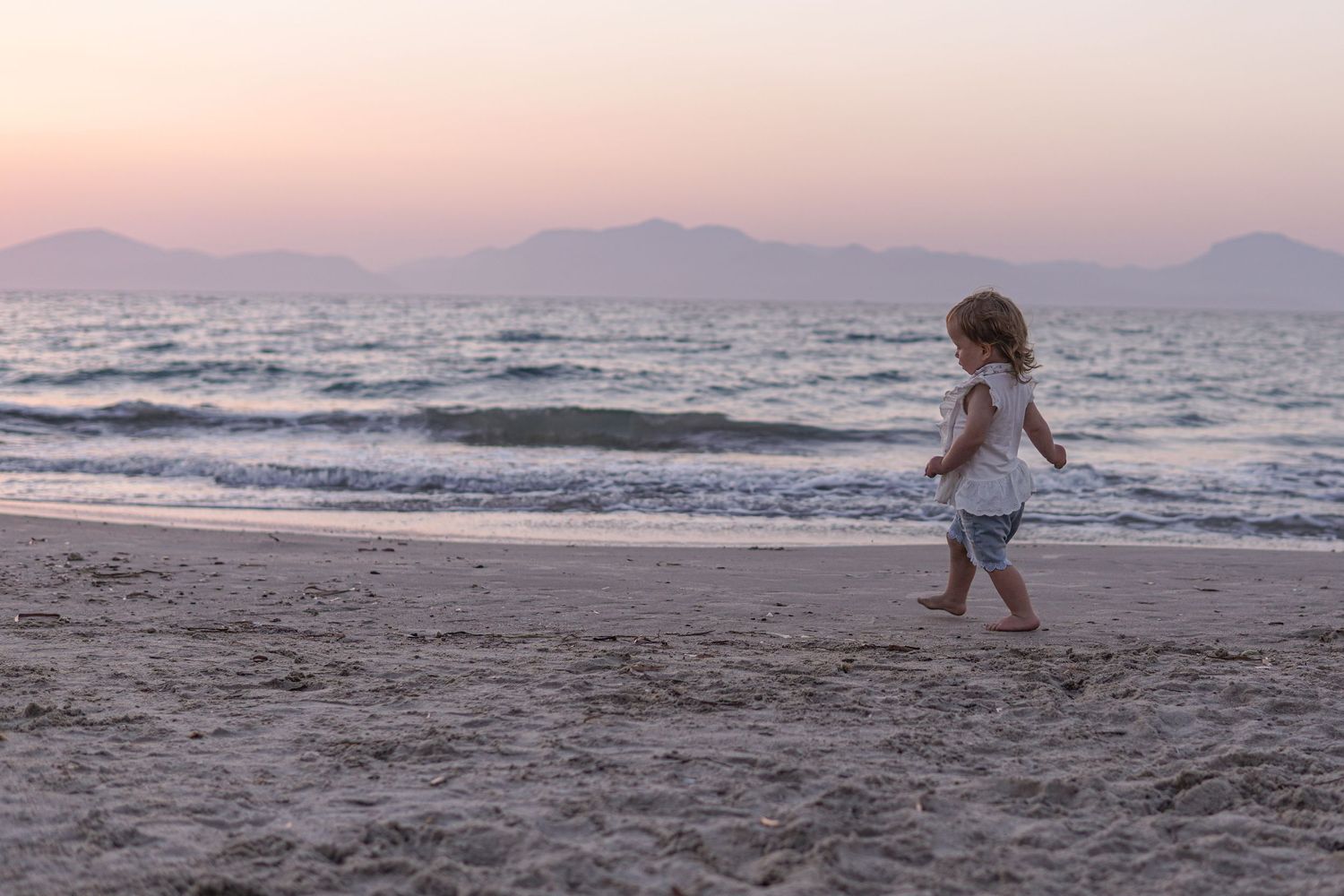 kleines mädchen am strand