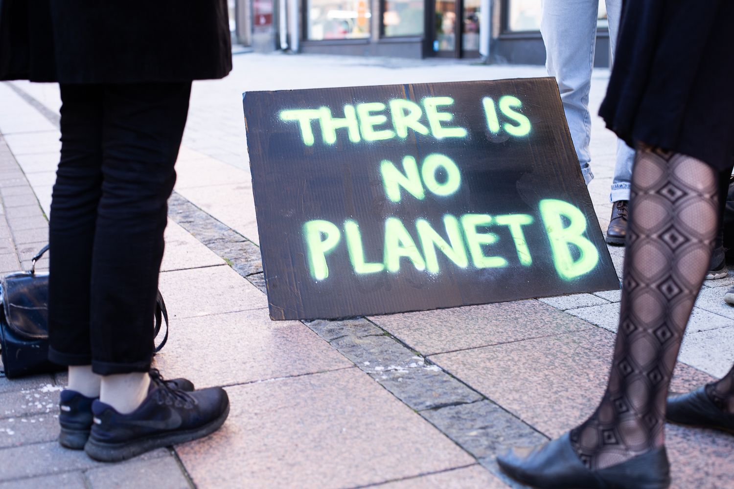 Kuvassa kyltti, jossa lukee There is no planet B. Kuva otettu Turussa Ilmastolakko-mielenosoituksessa.