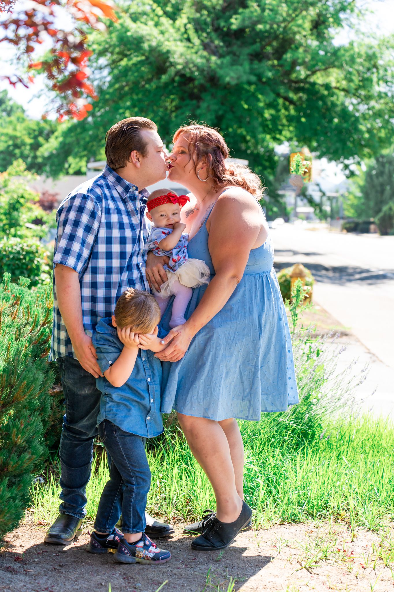family portrait with mom and dad kissing