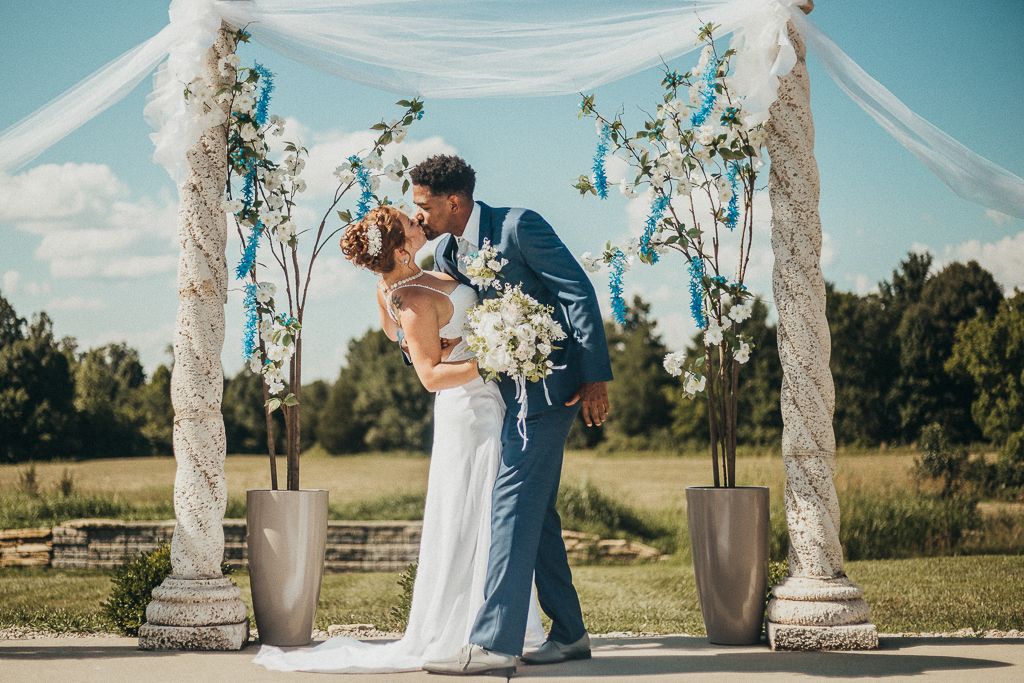 couple kissing