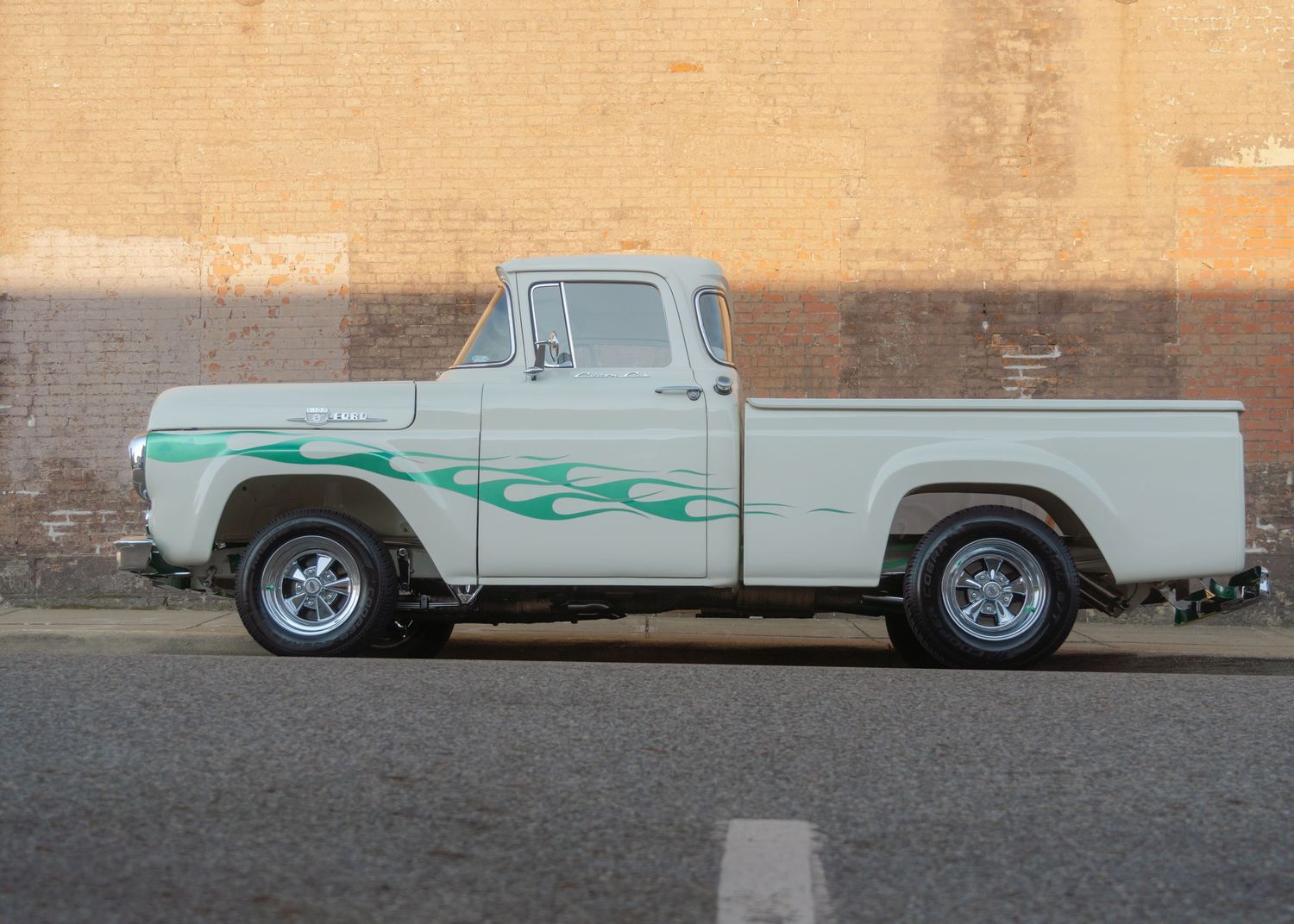 White vintage Ford Pick-Up