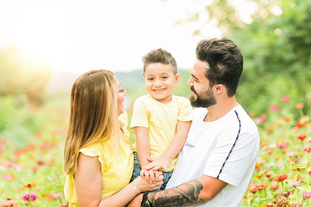 Family smiling at the camera by Juhi Photography, Knoxville family photographers