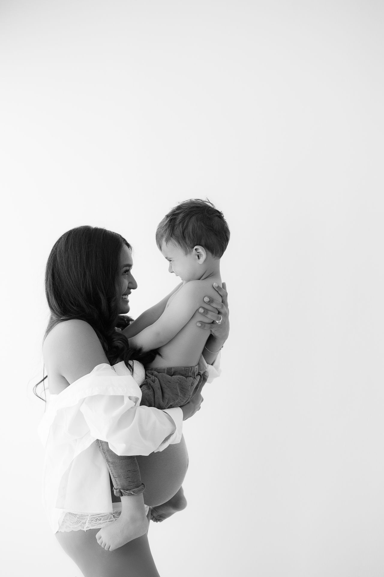 Schwangere mit Kind im Arm - Babybauch Schwangerschaft Kinder