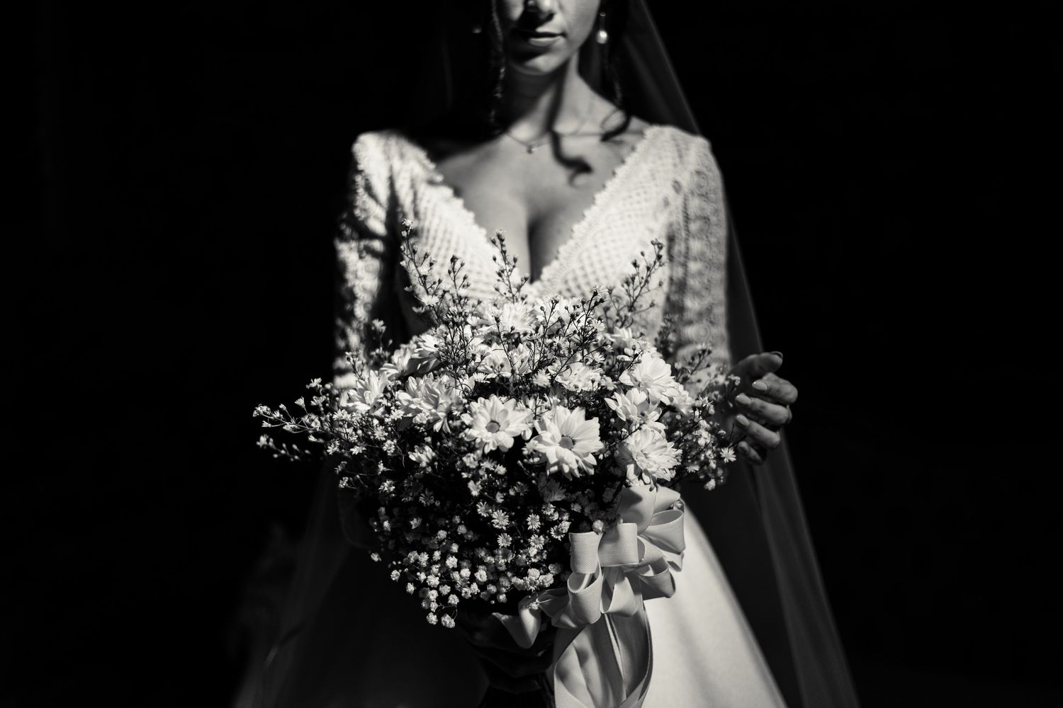 dettaglio abito da sposa e bouquet