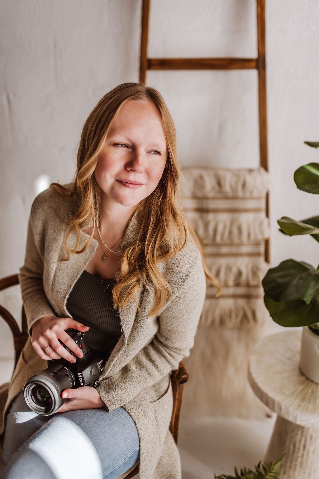 Knoxville maternity photographer with a calm and lifestyle approach