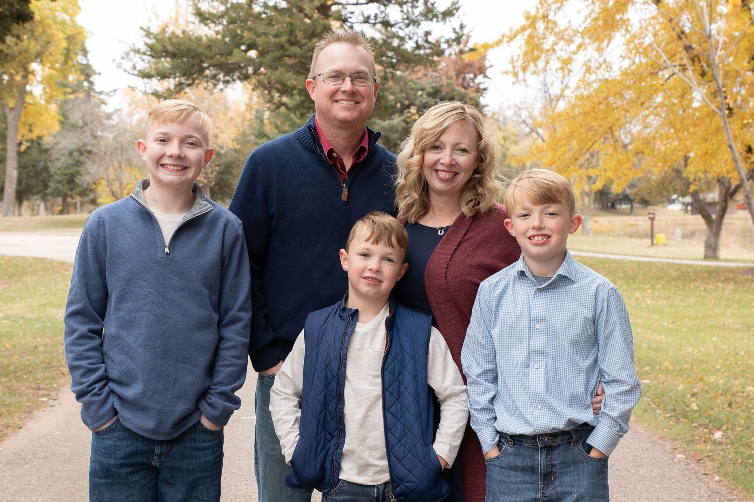 becky katzberg photography fall family photo on a gravel road