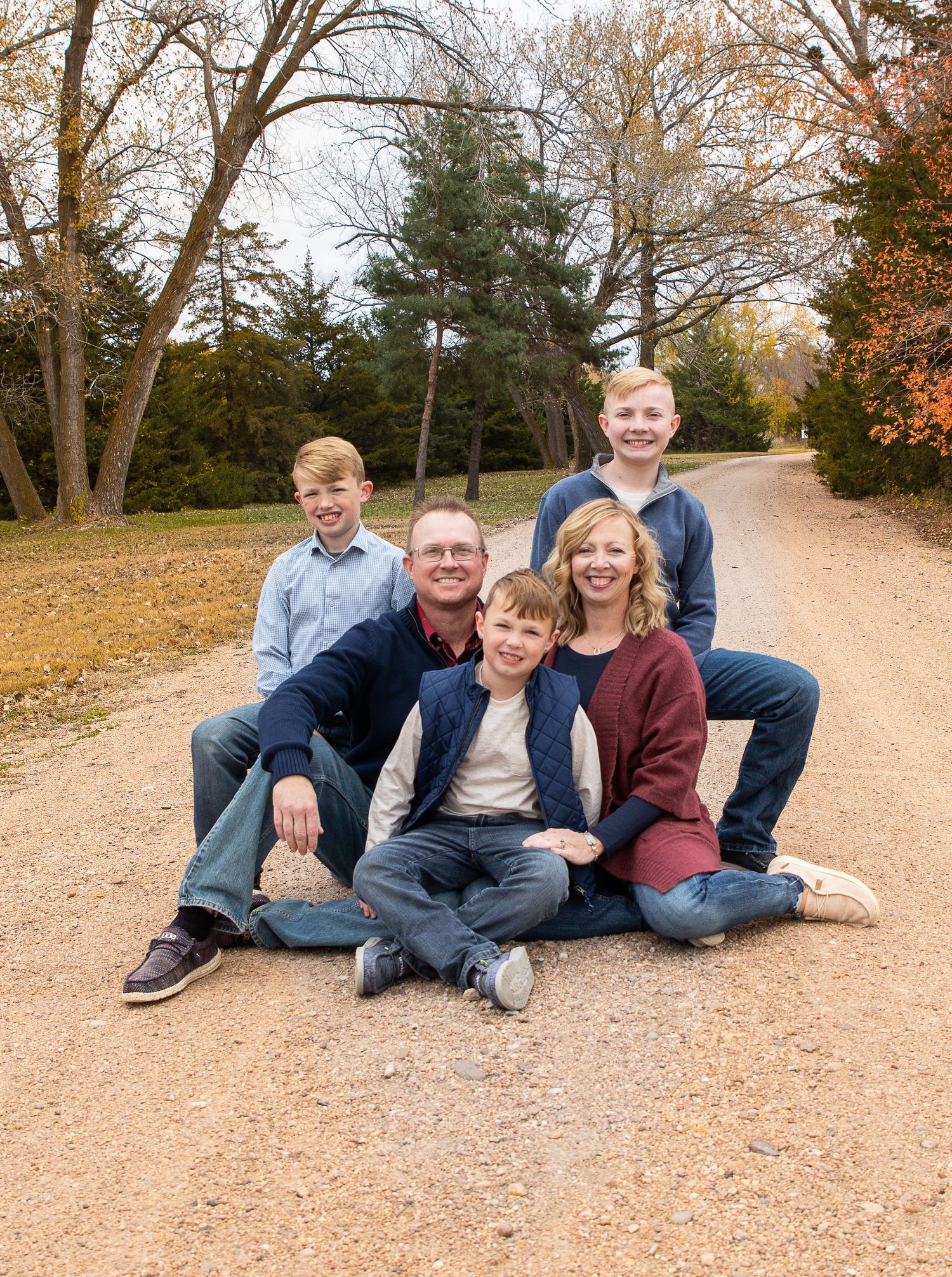 becky katzberg photography fall family photo on a gravel road