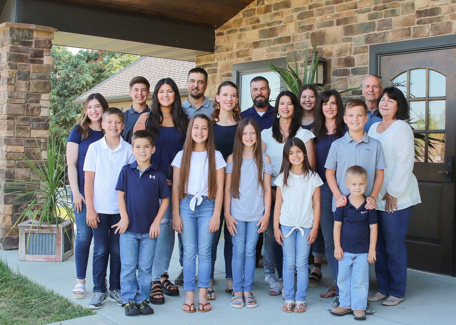 becky katzberg photography family summer photo by a brick lodge building
