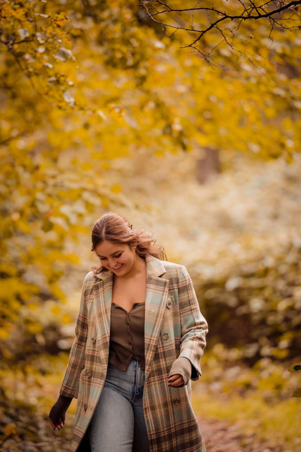 A girl walking in the woods in a autumn photography session