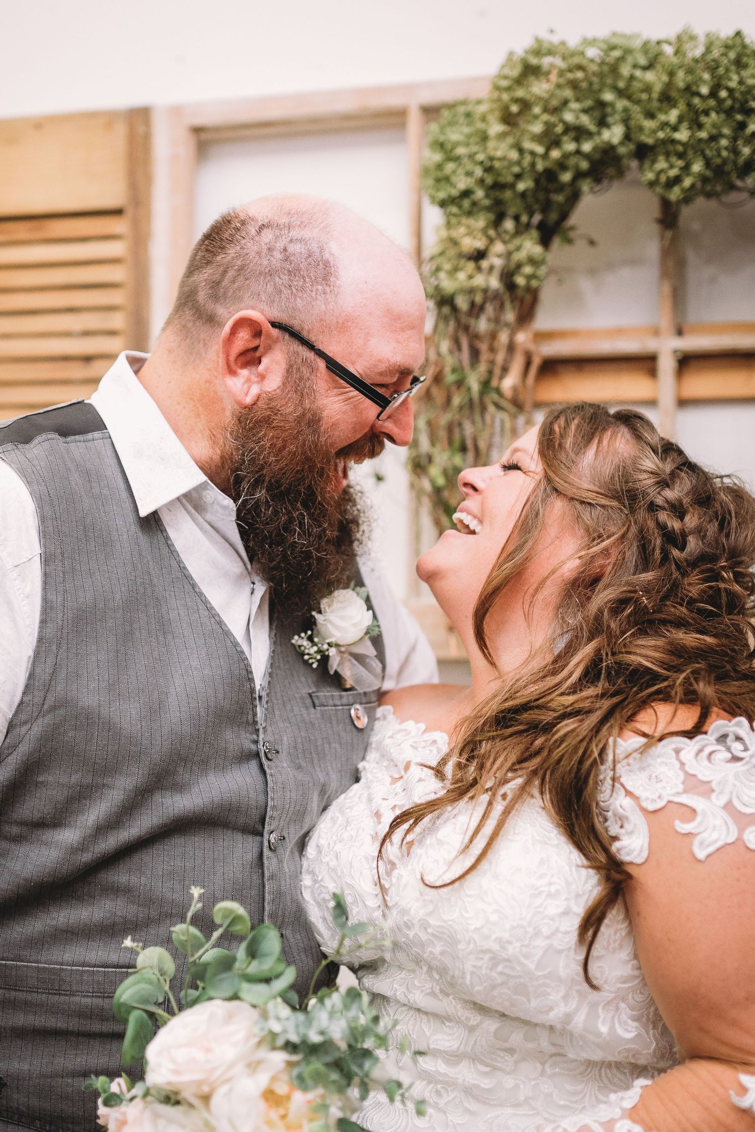 gorgeous barn outdoor wedding cogged Iowa midwest Iowa sage and ivy studio photography