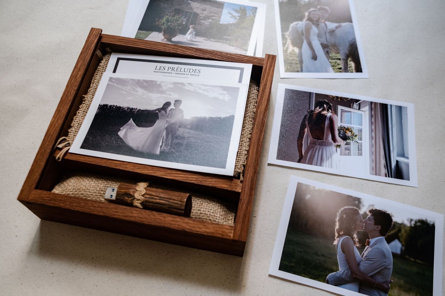coffret en bois gravé et clé usb photographe de mariage dans le gard et l'hérault