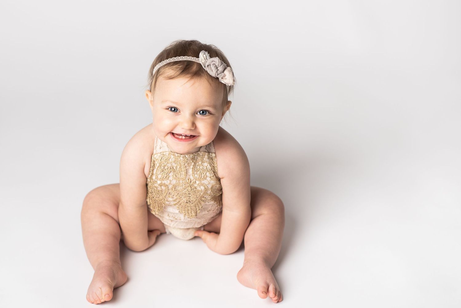 bambina-seduta-sorriso-bianco-albenga