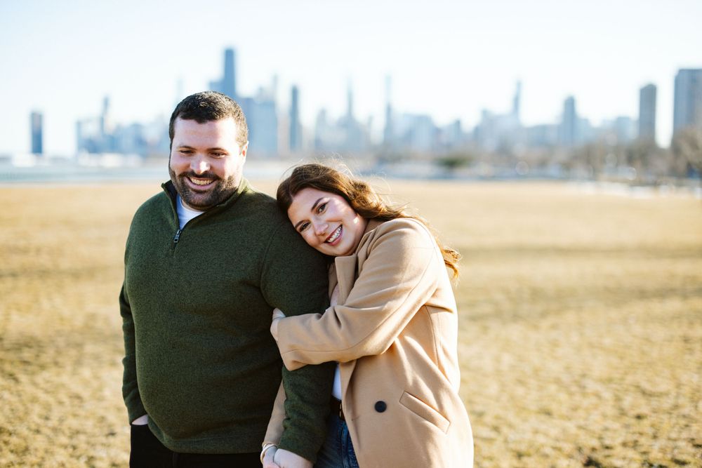 Affectionate embrace against the backdrop of Chicago's renowned architecture