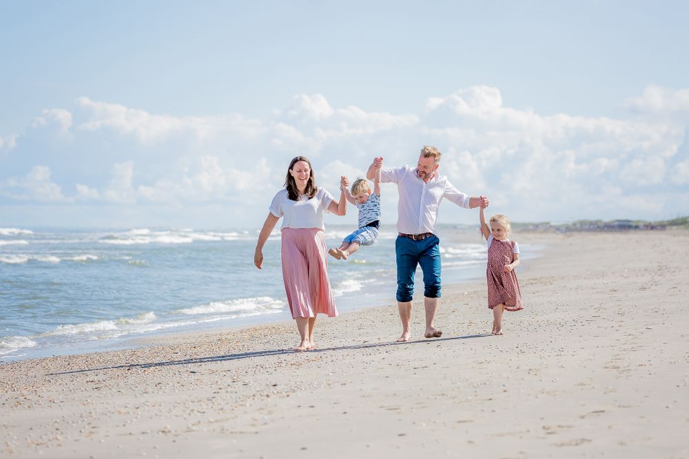 Gezinsshoot Strand en Duinen Hoek van Holland - Fotoshoot - Gezin - Vader, moeder, dochter en zoon bij de zee