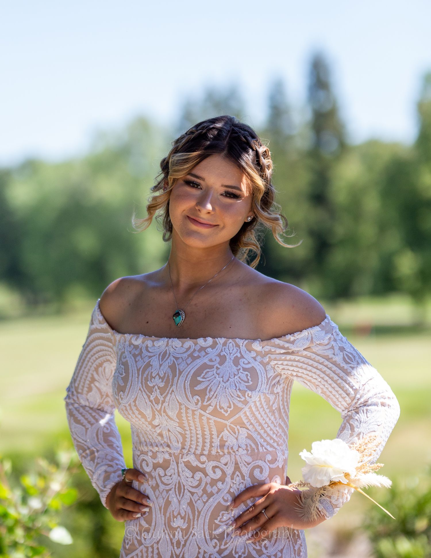 gunnii sack photography, prom 2022, calaveras high school, white dress, turquoise jewelry, valley springs golf course