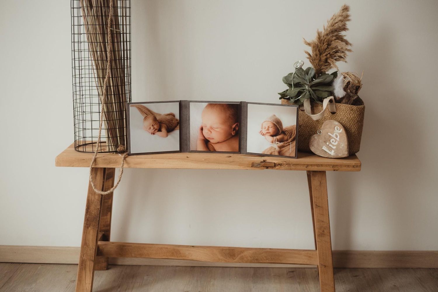 Bank mit Bild und Dekoration Babyfotoalbum