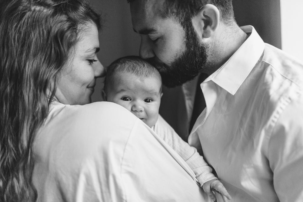 couple qui tient son bébé
