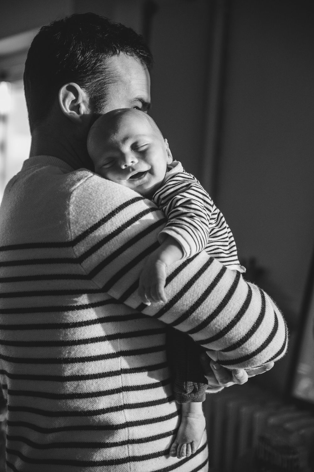 Pére qui tient son bébé