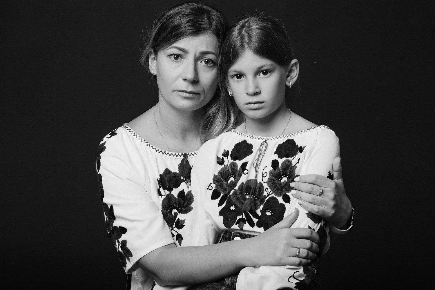 Listen To Ukrainian Hearts is a mini photo project aiming to urge people in Vietnam and Saigon donate to Ukraine.