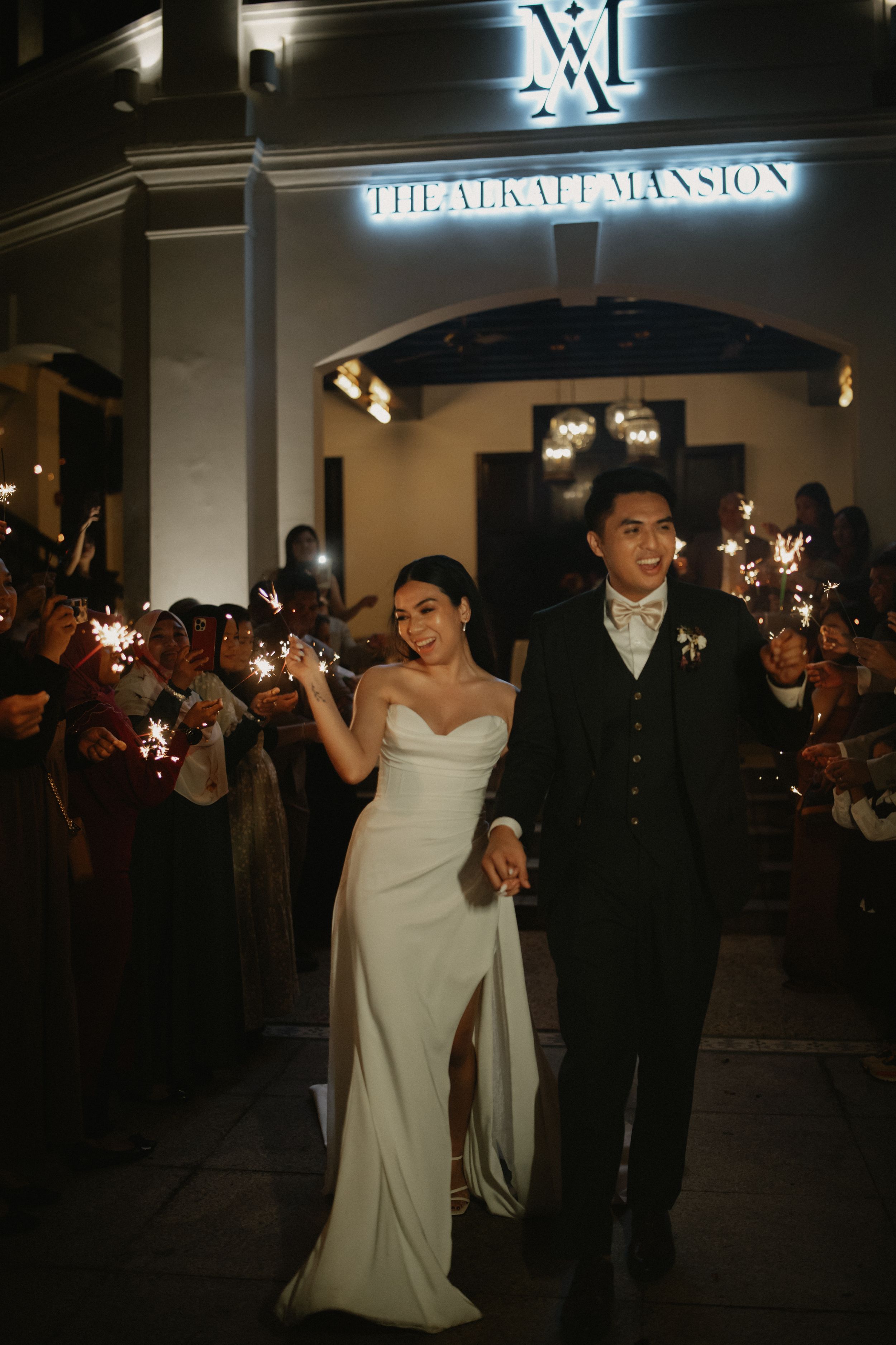 Timeless, film-toned wedding photography for the quietly romantic. Ambershots captures tender, light-soaked moments in Singapore & overseas