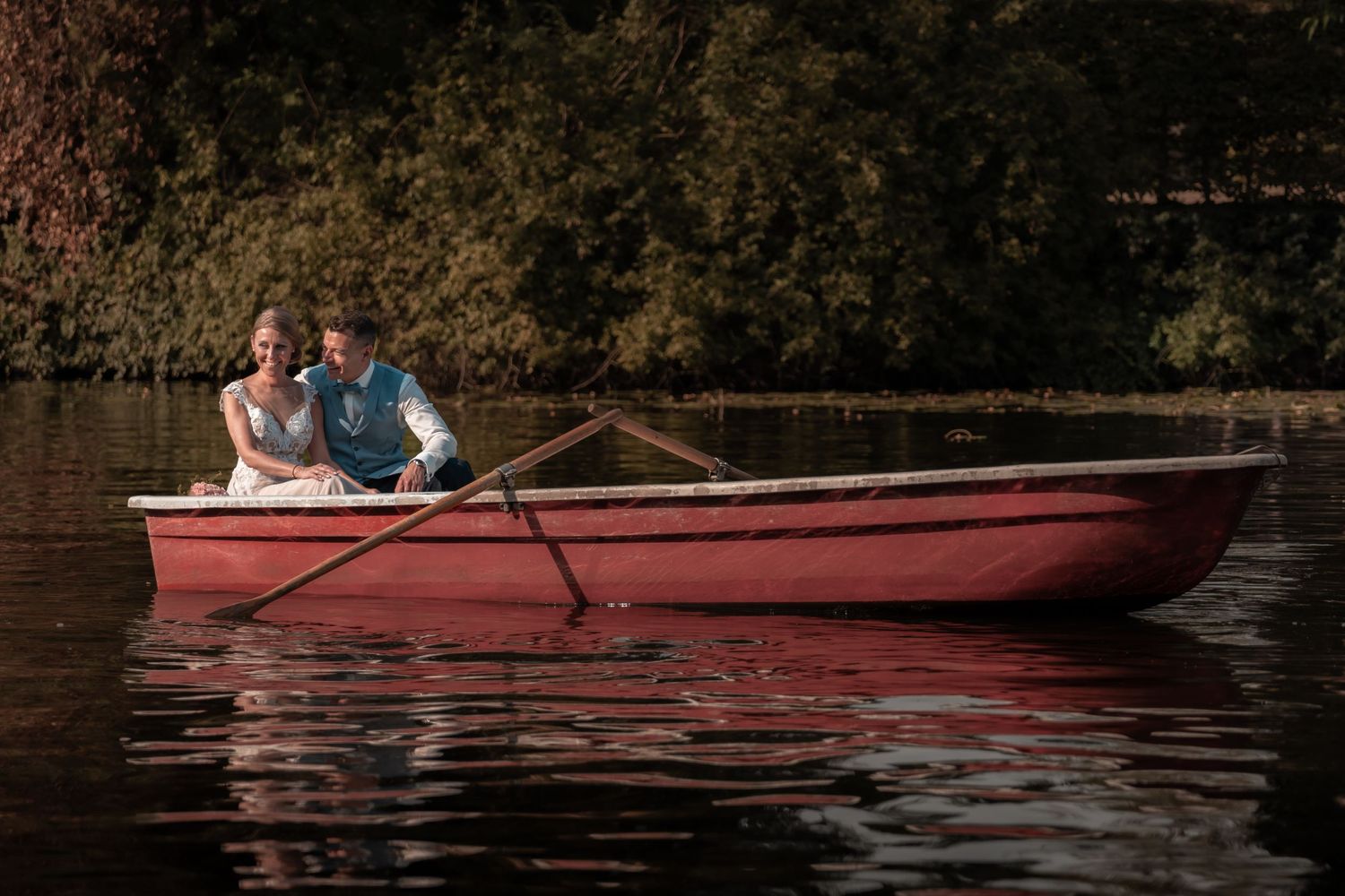 Elegante Brautpaar-Bilder auf einem Paddelboot in Berlin, festgehalten vom Hochzeitsfotografen Berlin.