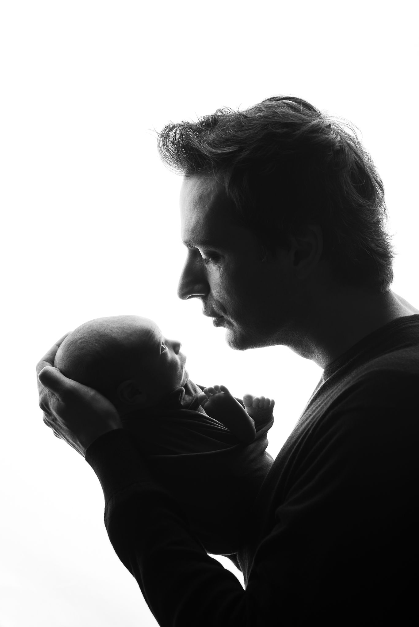 papà-guarda-neonato-controluce