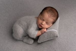newborn-photography-sanremo-set-grigio-dorme