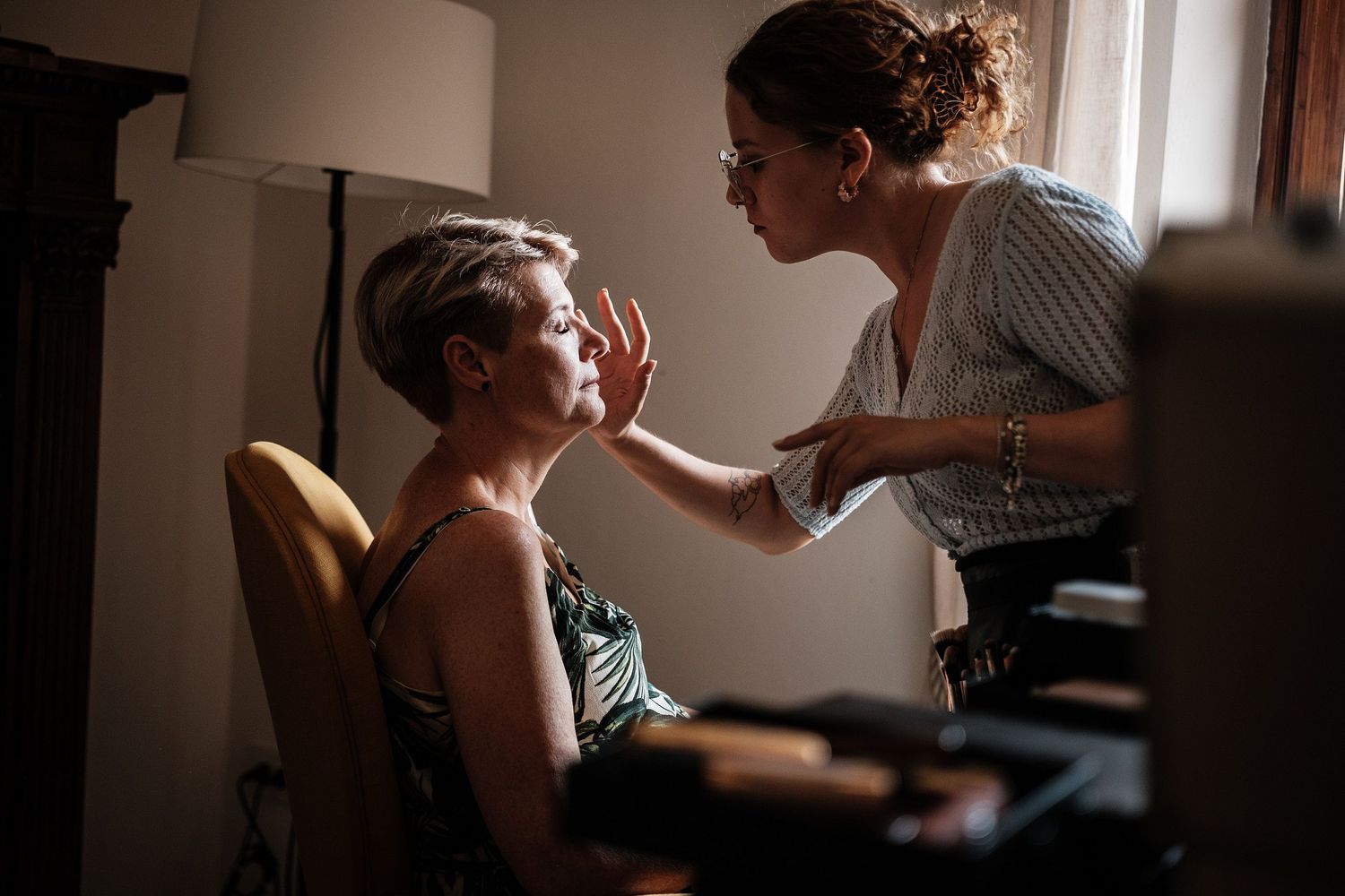 TLOOK photographe de mariage de style documentaire, Tenuta Di Sticciano en Toscane préparatifs de la mariée maquillage