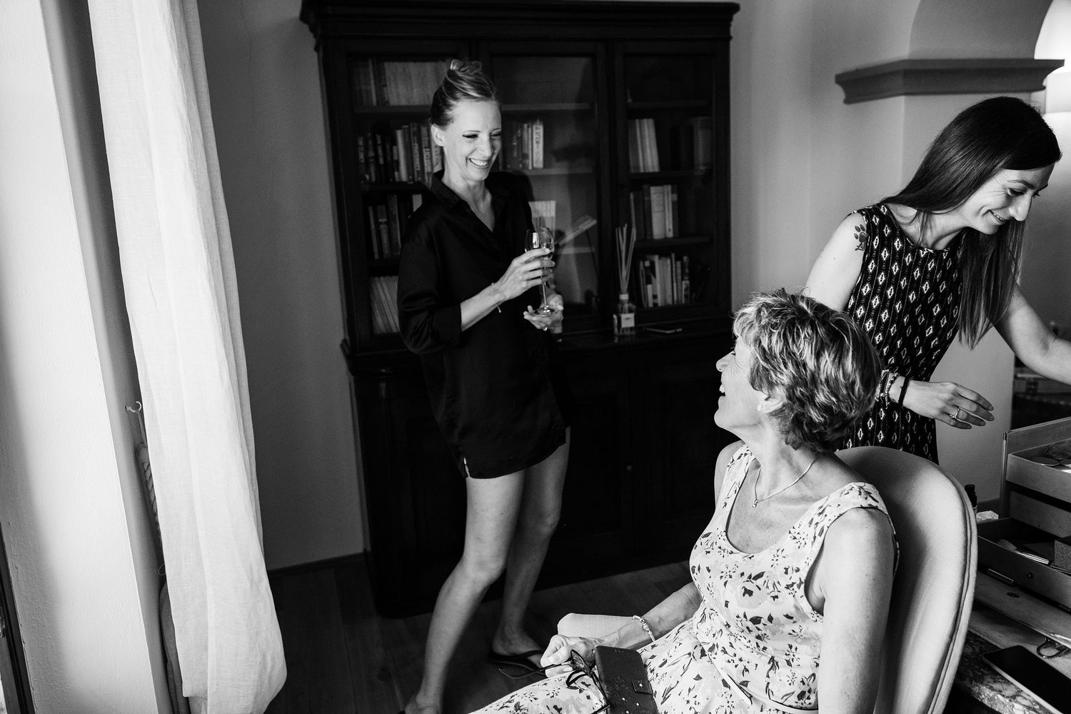 TLOOK photographe de mariage de style documentaire, Tenuta Di Sticciano en Toscane préparatifs de la mariée