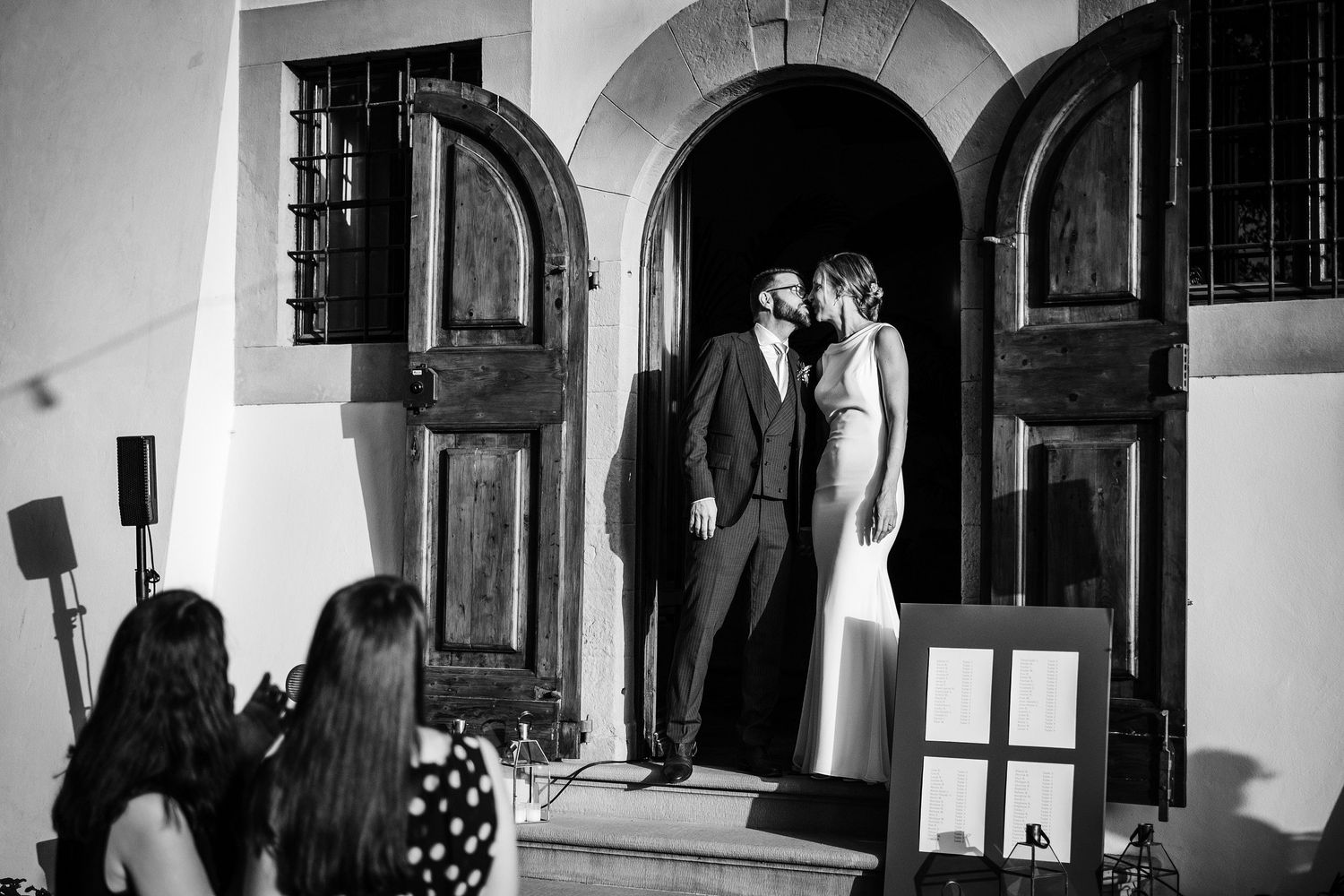 TLOOK photographe de mariage de style documentaire, Tenuta Di Sticciano en Toscane soirée les mariés s'embrassent