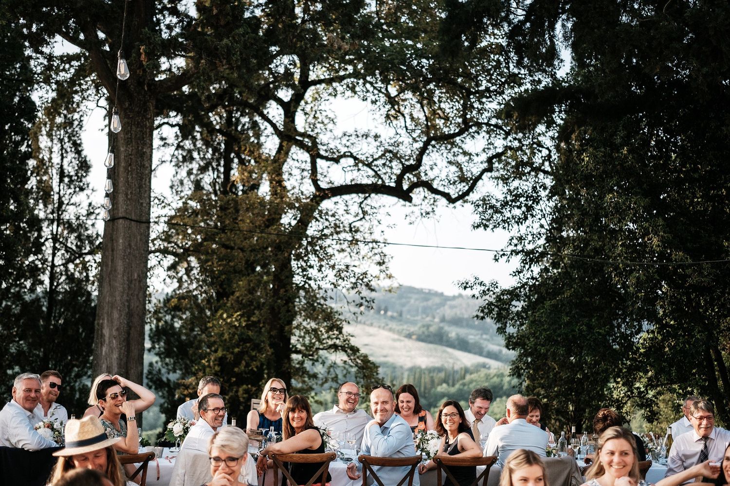 TLOOK photographe de mariage de style documentaire, Tenuta Di Sticciano en Toscane soirée sur la terrasse extérieure
