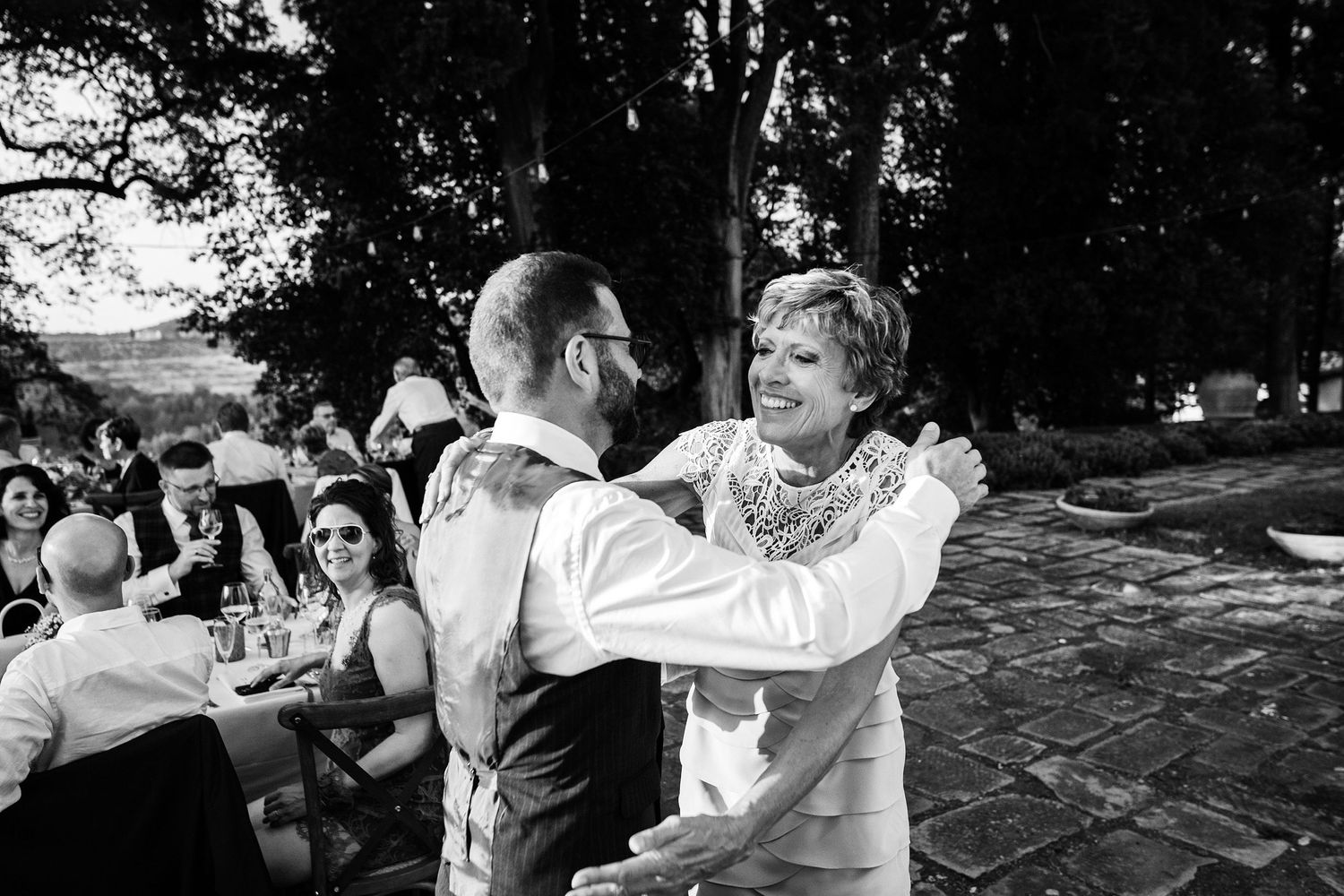 TLOOK photographe de mariage de style documentaire, Tenuta Di Sticciano en Toscane la maman enlace son fils marié