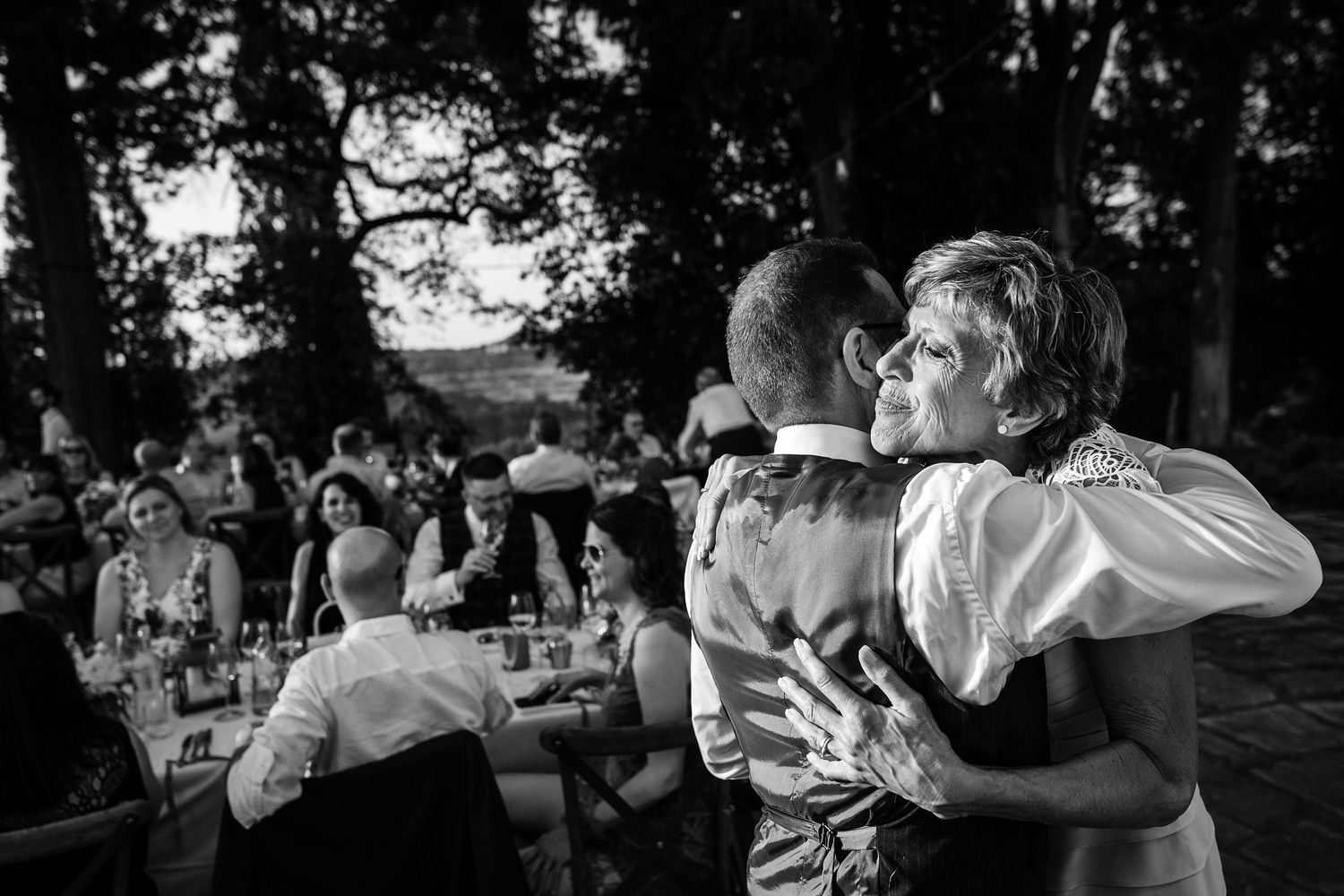 TLOOK photographe de mariage de style documentaire, Tenuta Di Sticciano en Toscane soirée sur la terrasse extérieure avec la maman et marié