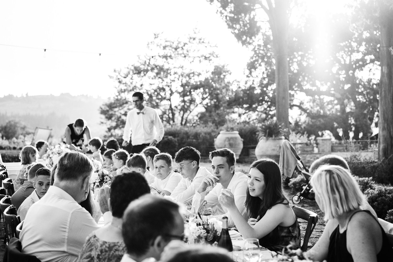TLOOK photographe de mariage de style documentaire, Tenuta Di Sticciano en Toscane soirée sur la terrasse extérieure