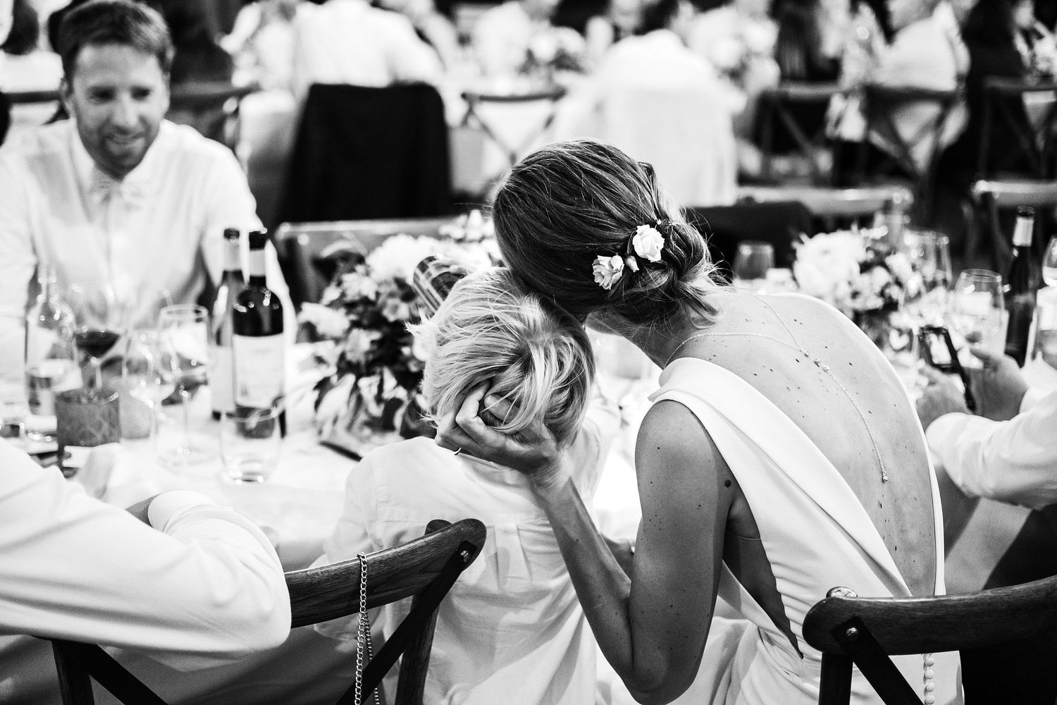 TLOOK photographe de mariage de style documentaire, Tenuta Di Sticciano en Toscane soirée sur la terrasse extérieure