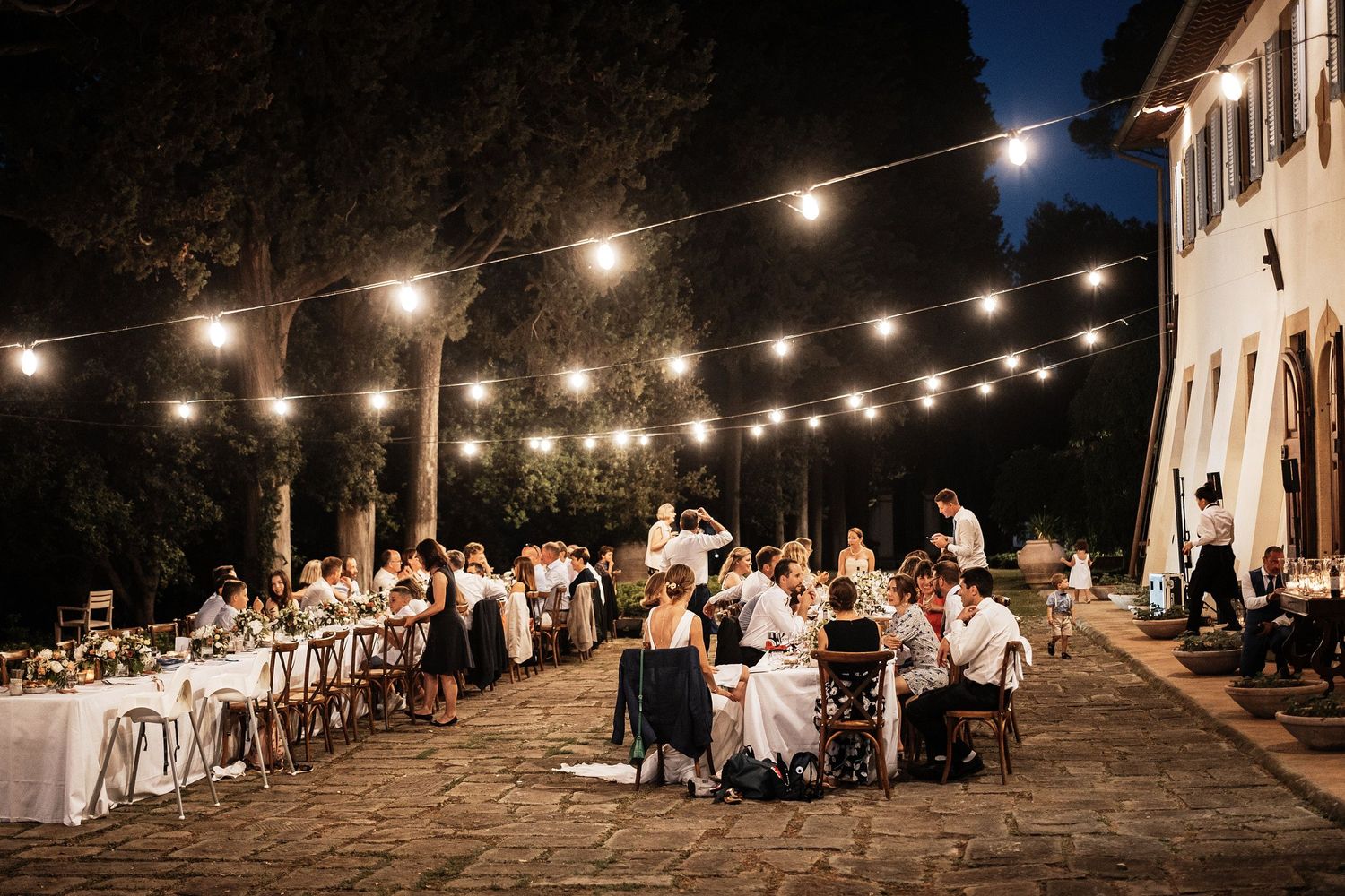 TLOOK photographe de mariage de style documentaire, Tenuta Di Sticciano en Toscane soirée sur la terrasse extérieure