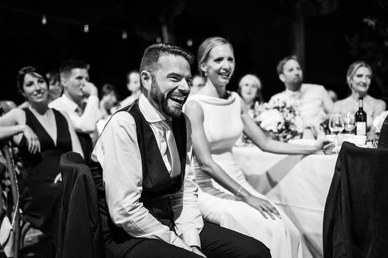 TLOOK photographe de mariage de style documentaire, Tenuta Di Sticciano en Toscane soirée sur la terrasse extérieure