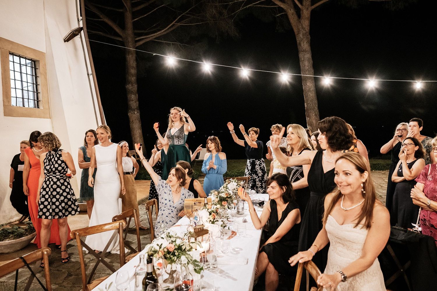 TLOOK photographe de mariage de style documentaire, Tenuta Di Sticciano en Toscane soirée sur la terrasse extérieure