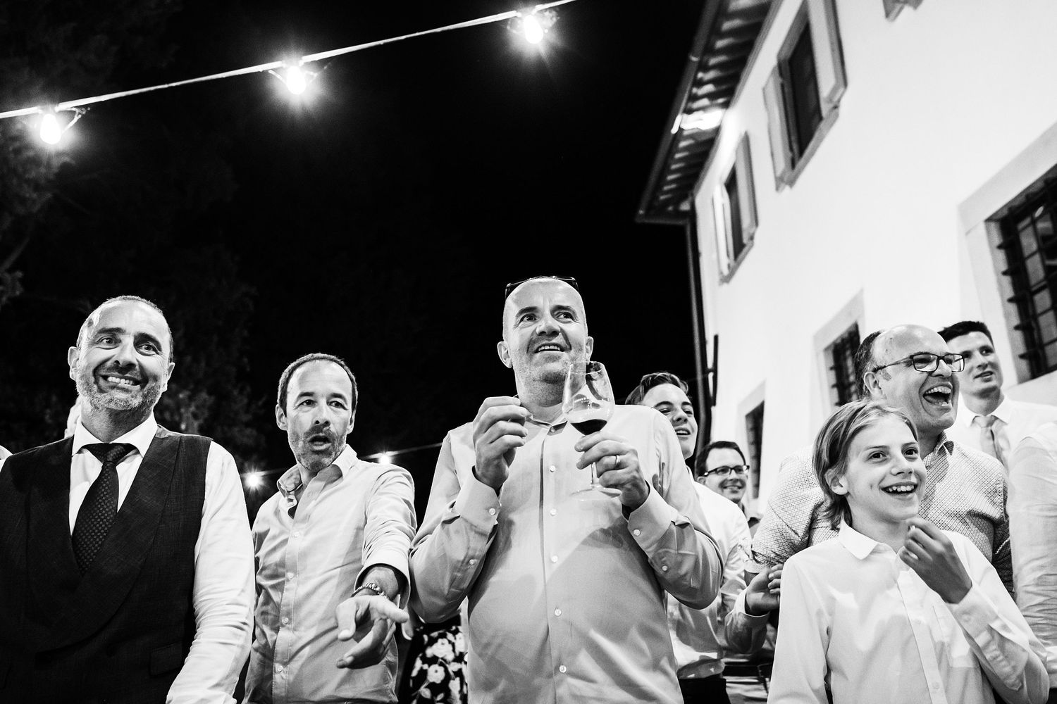 TLOOK photographe de mariage de style documentaire, Tenuta Di Sticciano en Toscane soirée sur la terrasse extérieure