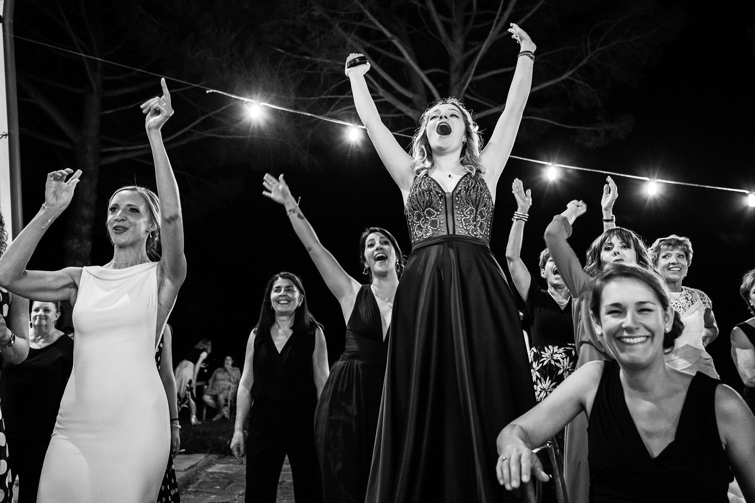 TLOOK photographe de mariage de style documentaire, Tenuta Di Sticciano en Toscane soirée sur la terrasse extérieure