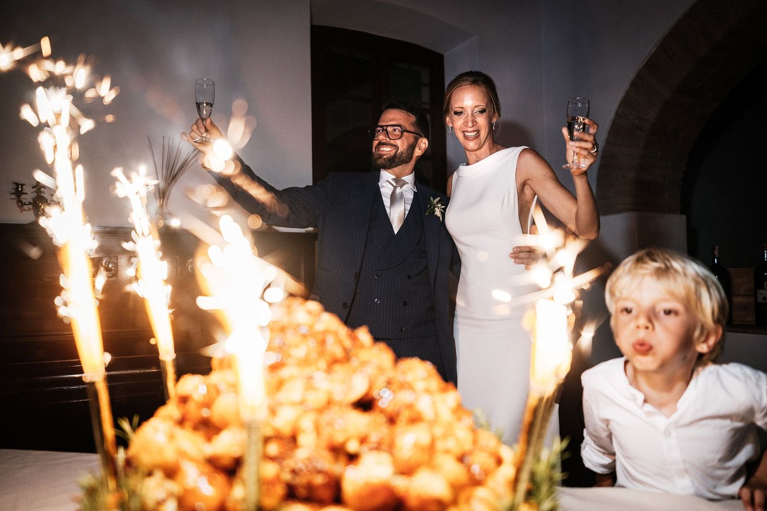 TLOOK photographe de mariage de style documentaire, Tenuta Di Sticciano en Toscane soirée coupe du gâteau