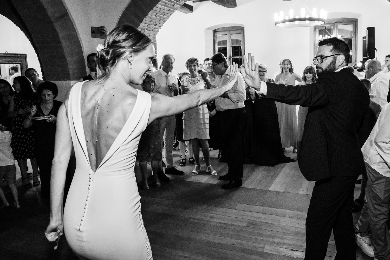 TLOOK photographe de mariage de style documentaire, Tenuta Di Sticciano en Toscane première danse des mariés
