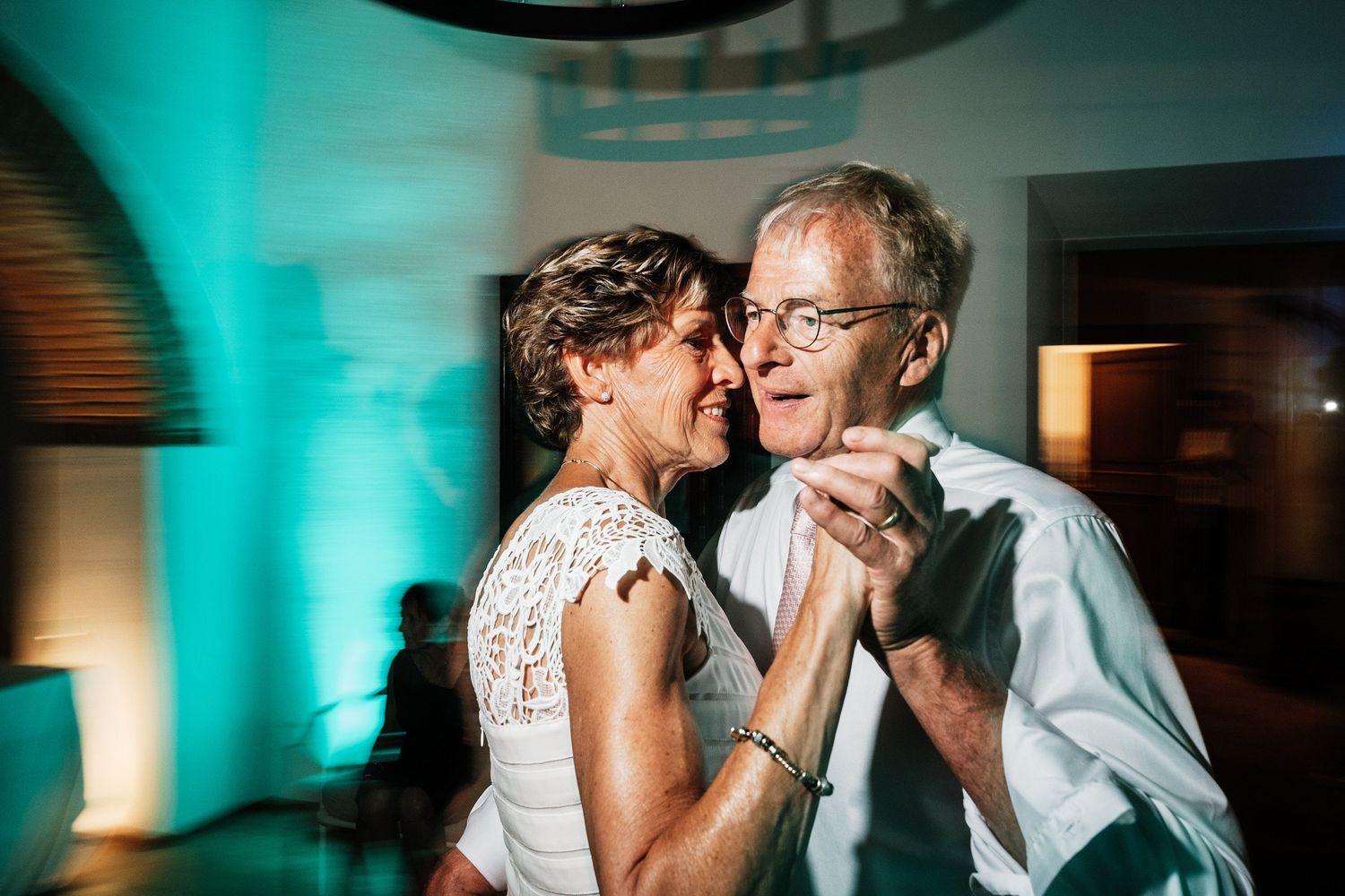 TLOOK photographe de mariage de style documentaire, Tenuta Di Sticciano en Toscane ambiance du dance floor avec la mariée et le papa