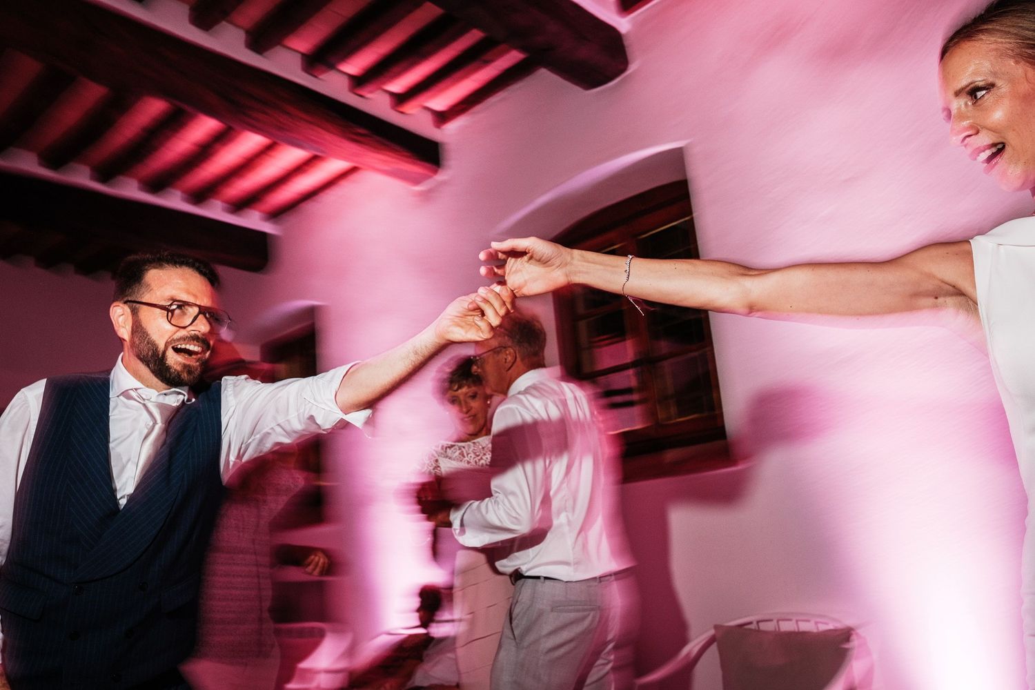 TLOOK photographe de mariage de style documentaire, Tenuta Di Sticciano en Toscane première danse des mariés