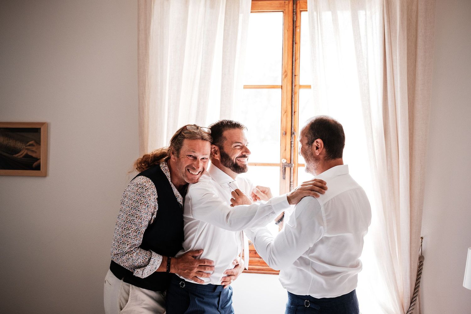 TLOOK photographe de mariage de style documentaire, Tenuta Di Sticciano en Toscane préparatifs du marié