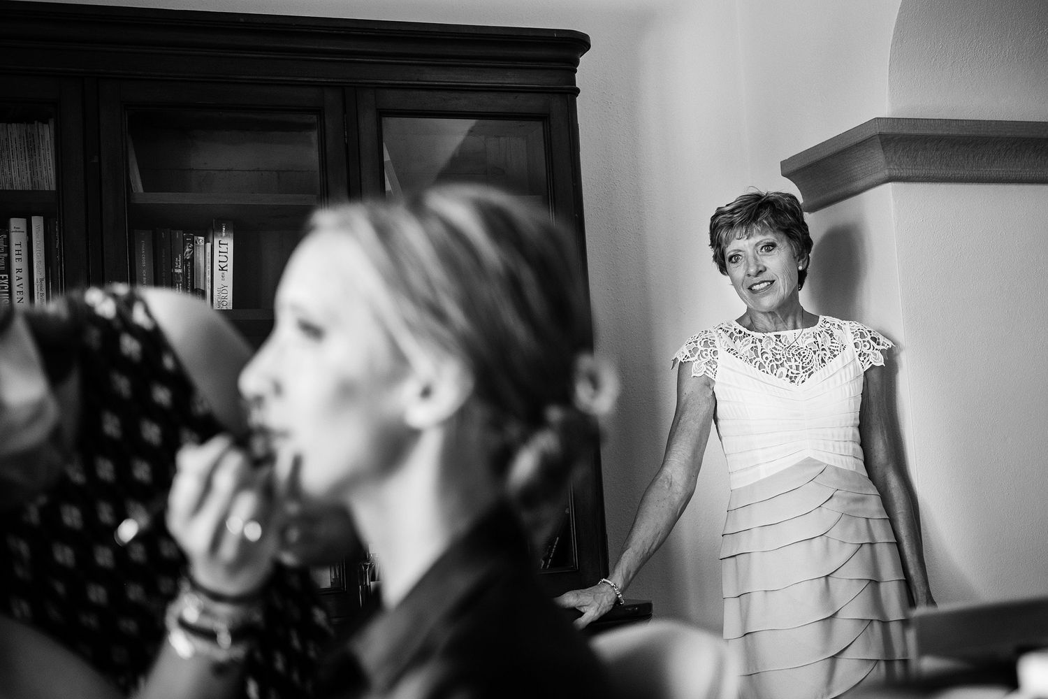 TLOOK photographe de mariage de style documentaire, Tenuta Di Sticciano en Toscane préparatifs de la mariée avec la maman