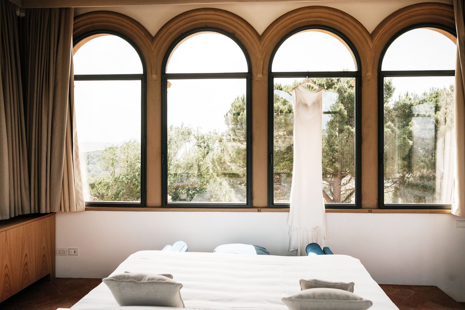 TLOOK photographe de mariage de style documentaire, Tenuta Di Sticciano en Toscane préparatifs de la mariée détails robe